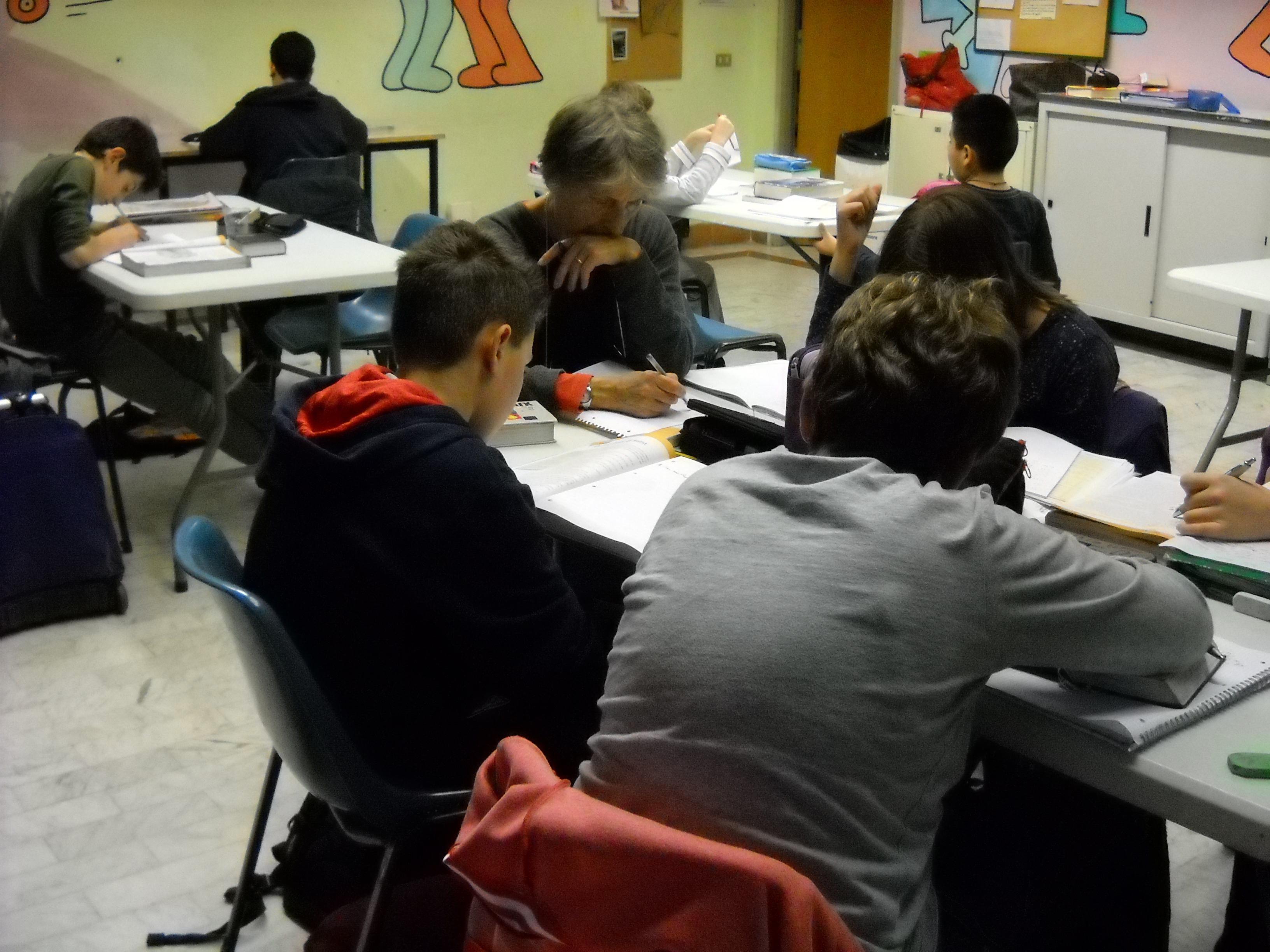 Ragazzi impegnati nello svolgimento dei propri compiti in un qualsiasi pomeriggio